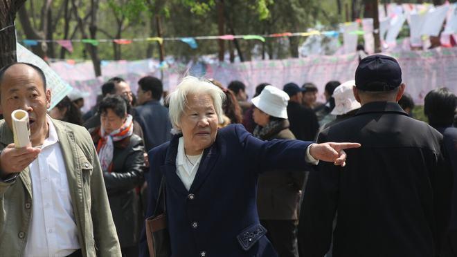 63岁大妈：给我儿子100万买房，就做你老伴，大爷：你还18岁吗？